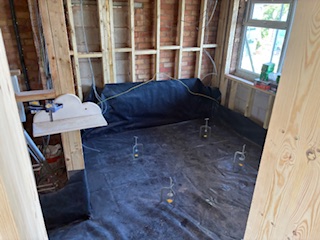 Underfloor heating and membrane prepared for a screed pour